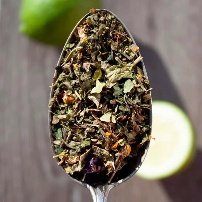 Chá de ervas refrescante de limão e menta — green tea with green lemon